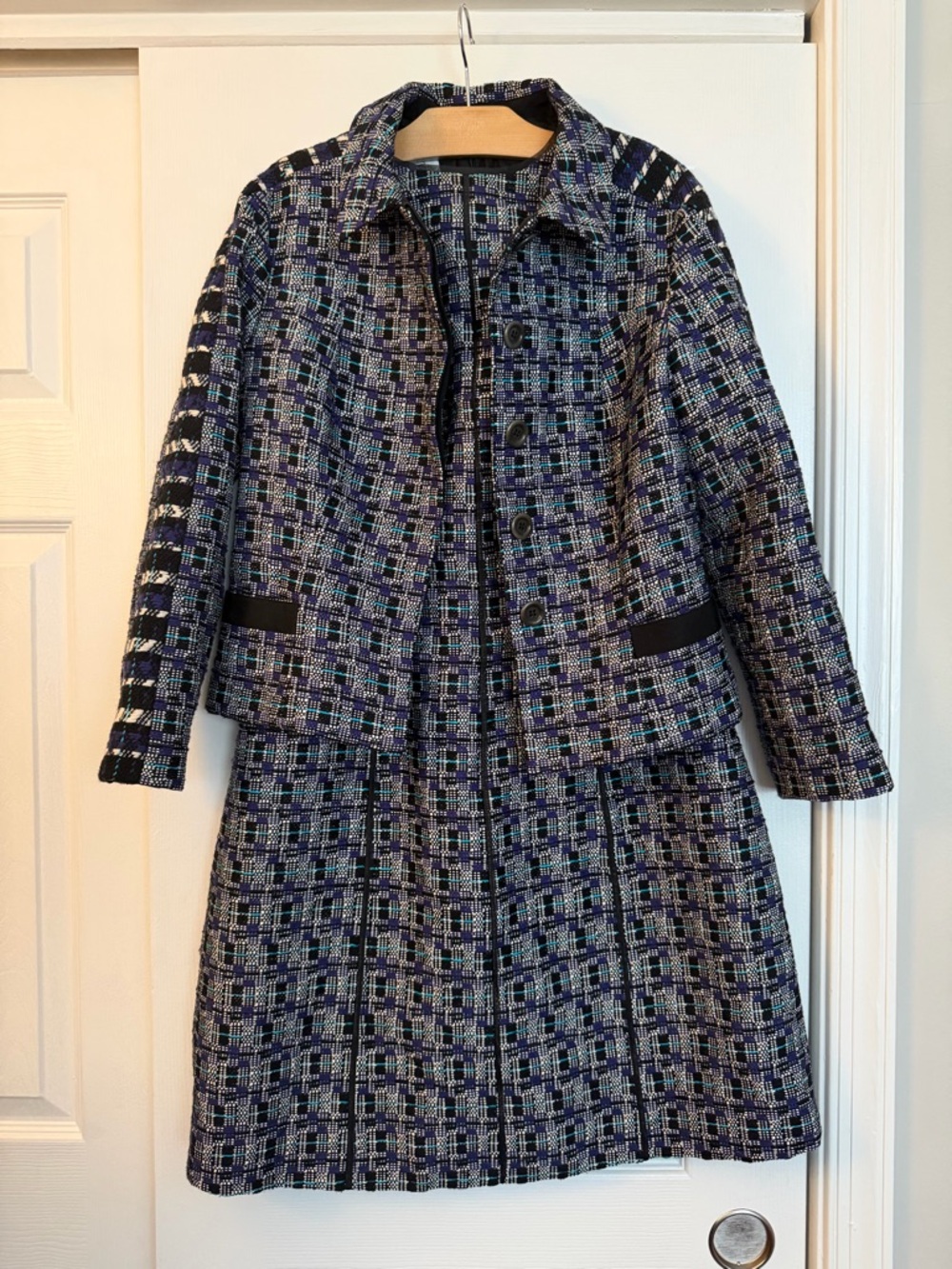 Oscar de la Renta 

Two-Piece Tweed Jacket and Skirt Set in Navy and Black